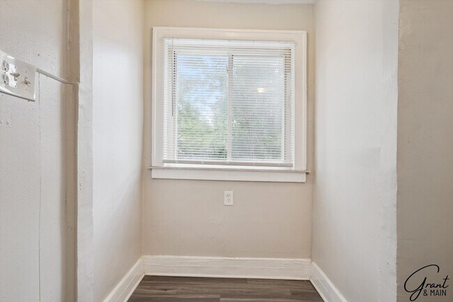Building Photo - $1250 3 bedrooms