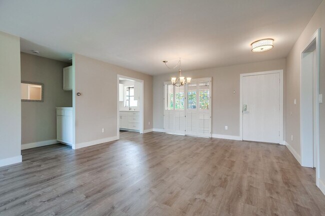Building Photo - Gorgeous Upper Unit Condo in Fairway Knoll...