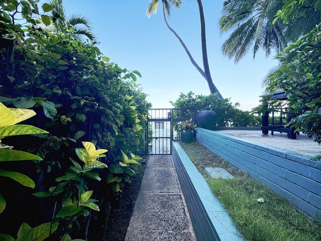 Building Photo - Pet Friendly Gold Coast Condo Fronting the...