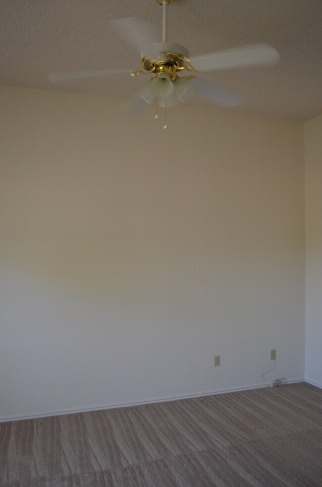 Building Photo - 2521 Creek Dr