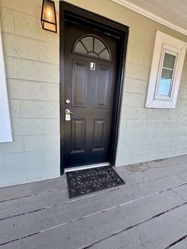 Building Photo - 402 S Holly St