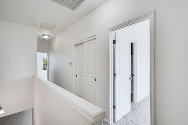 Building Photo - 3 bed, 3.5 bath townhouse in McKenzie Ridg...