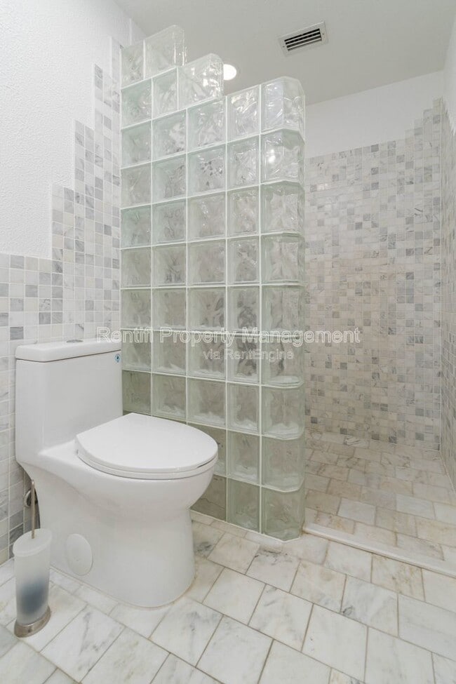 Building Photo - 304 NW 12th Ln