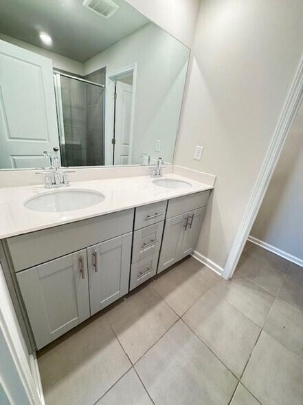 Building Photo - 1393 Vayda Ct