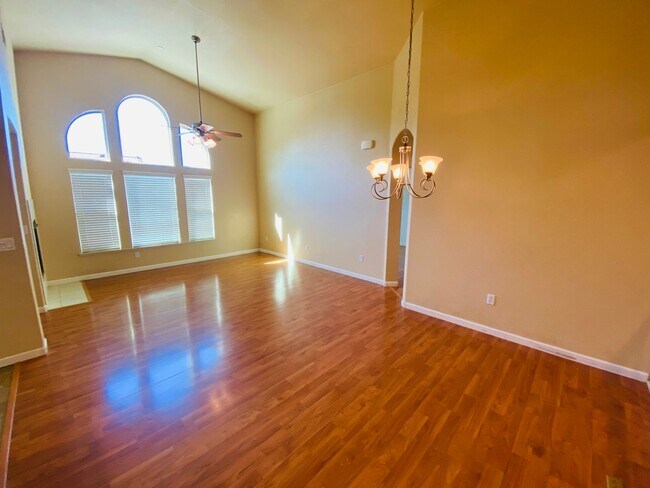 Building Photo - Gorgeous Condo on Sheldon