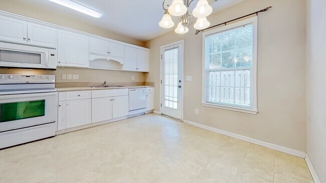 Building Photo - 2 Bed/ 2 Bath Townhouse