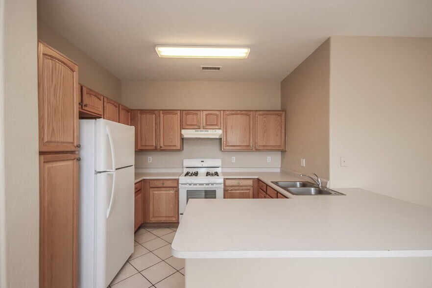 Building Photo - 11170 W Holly St