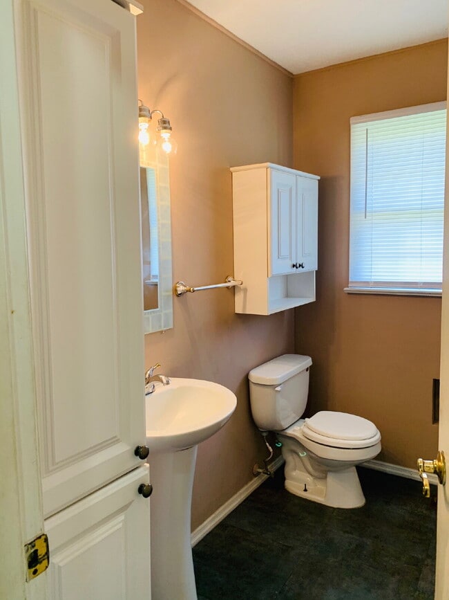 Building Photo - CUTE 3 BR, 1 BA BRICK HOME IN CONVENIENT MT OLIVE LOCATION