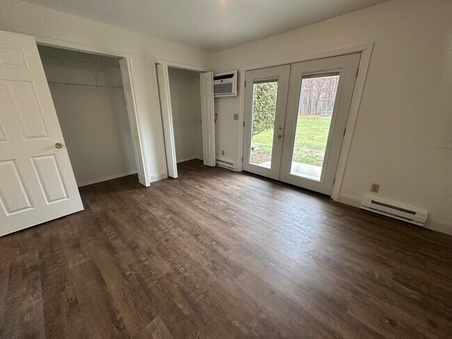 Building Photo - 1053 Lakeshore Dr