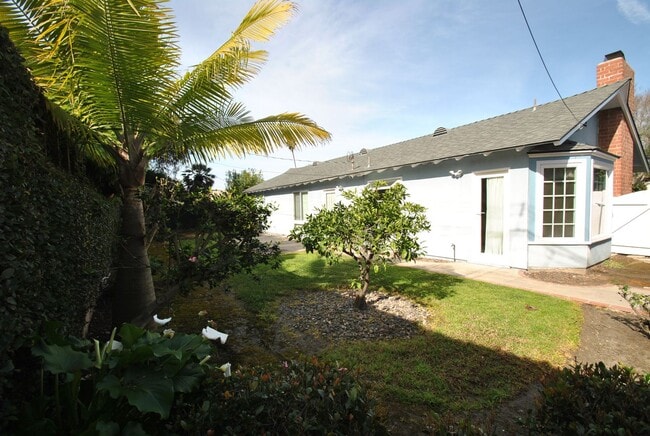 Building Photo - Charming Rossmoor Home