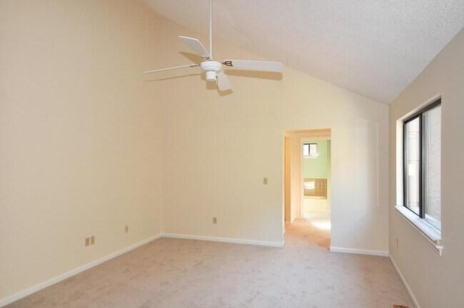 Building Photo - 14 E Bluff Rd