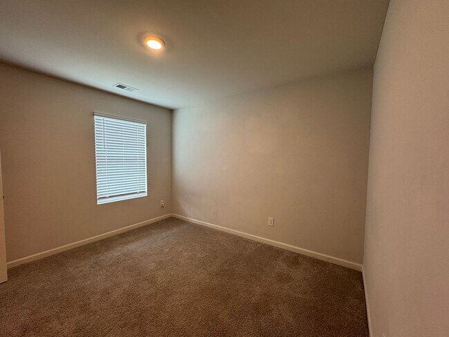 Building Photo - Spacious Like New 5 Bedroom 3 Bath Home in...
