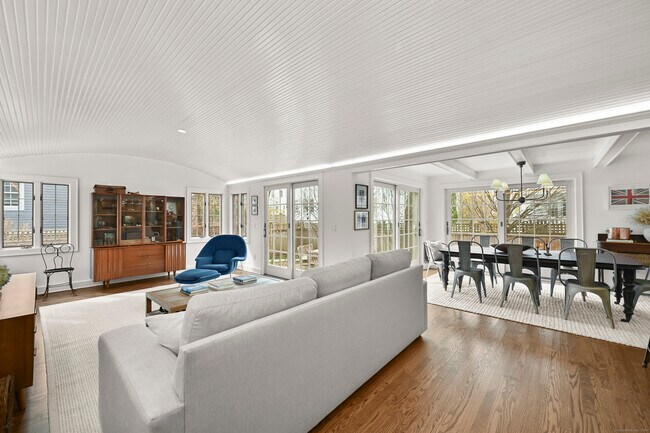 Building Photo - 104 Roton Ave