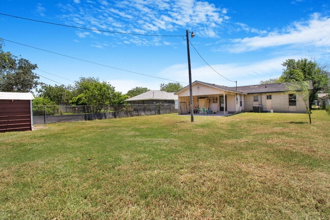 Building Photo - "Charming 3-Bedroom Retreat with 2 Baths in Mercedes - Spacious 1,519 Sq Ft!"