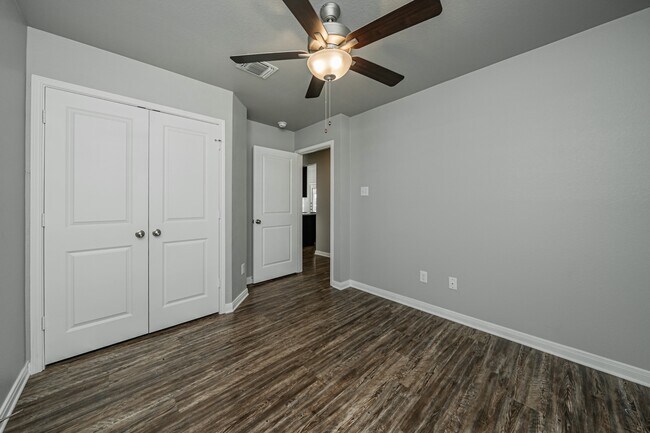 Building Photo - 611 Fallbrook Dr