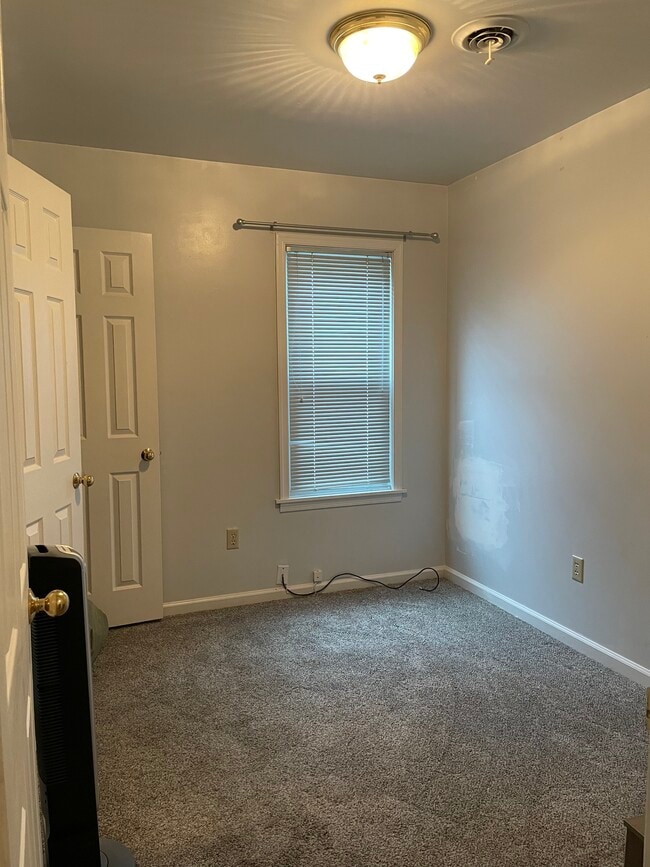 Bedroom with one closet - 1220 Grove St