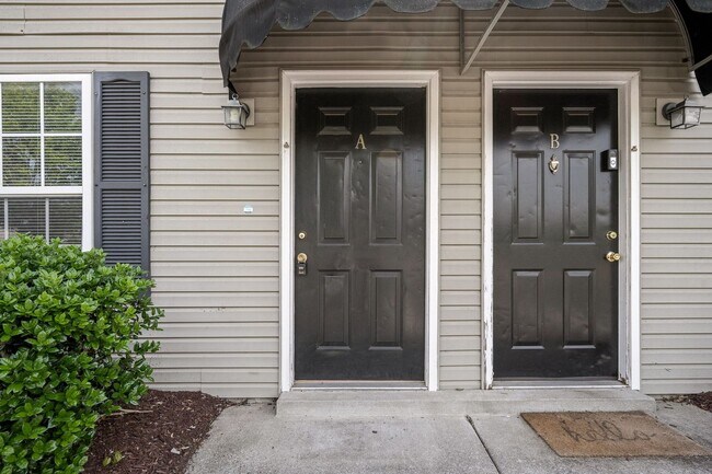 Building Photo - Hamlet Square Townhomes -2304A