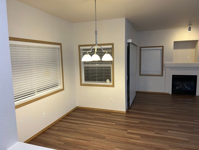 Building Photo - 3 Bed, 2 Bath Condo with in Cascade-Fairwood neighborhood of Renton, $2,925/month.