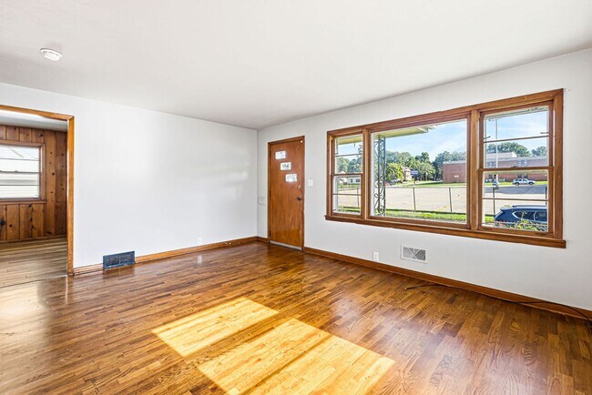 Building Photo - Updated 3-Bedroom Home with Attached Garage & Full Basement