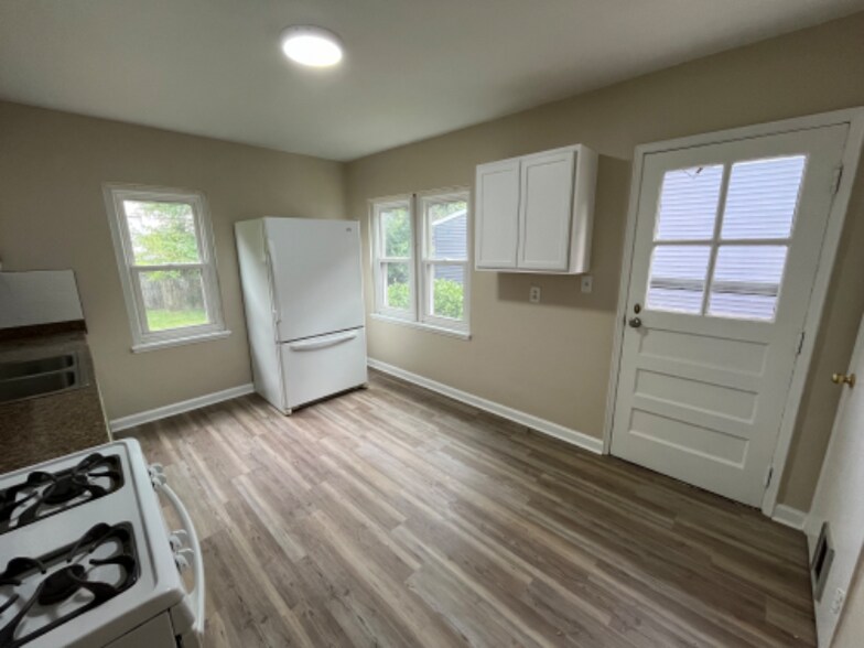 Building Photo - 4023 Valley View Dr