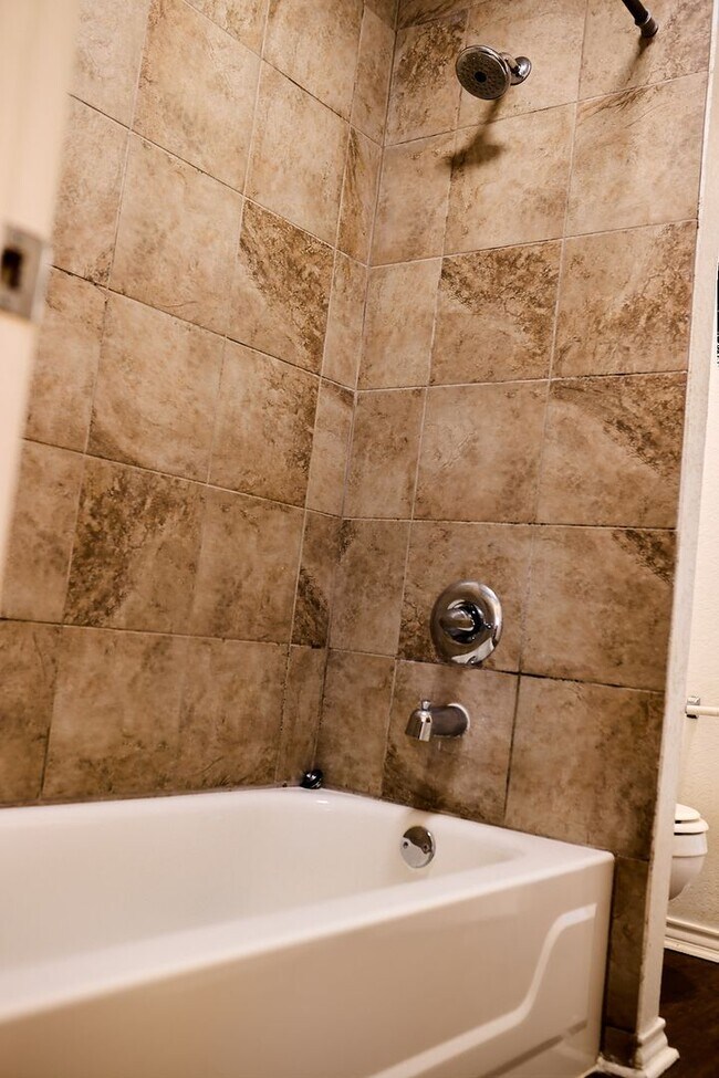Building Photo - 900 Kilkenny Ct