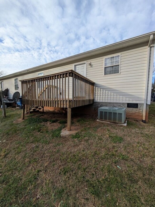 Building Photo - 2BD/1BA Duplex in Newton