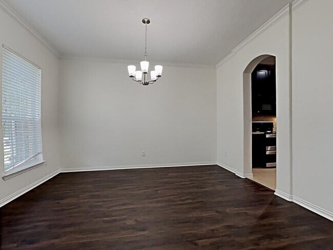Building Photo - 2213 Oak Cir Dr N