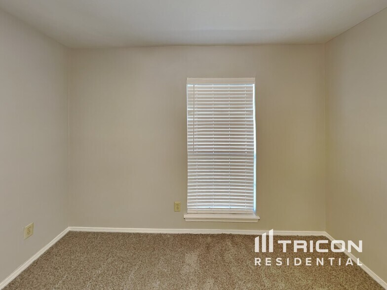 Building Photo - 1378 Southridge Dr