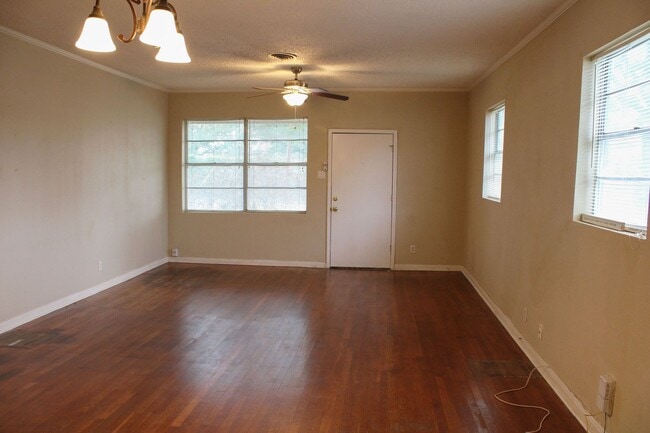 Building Photo - 2 BEDROOM - MAHNCKE PARK