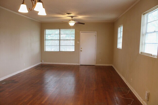 Building Photo - 3901 N New Braunfels Ave