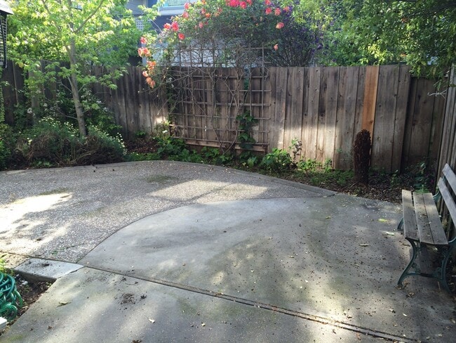 Building Photo - Wonderful 3 Bed 2.5 Bath Townhouse In Mountain View. Beautiful Vinyl Plank Flooring Installed Thr...