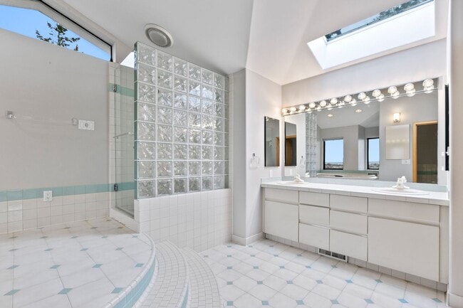 Building Photo - 4Bd/2.5Ba Seattle House