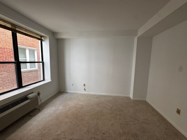 Building Photo - Two-Level Kalorama Condo with Washer/Dryer, Near Dupont Metro