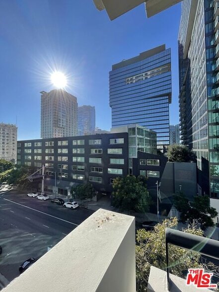 Building Photo - 600 W 9th St