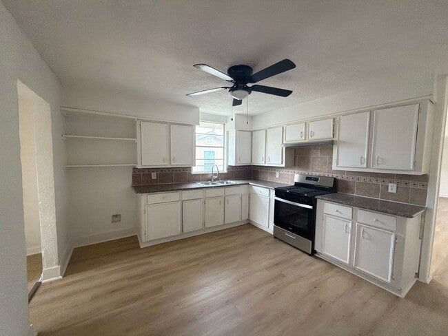 Building Photo - 121 N Spooner St