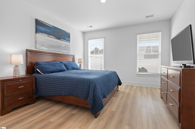 Building Photo - Wonderful Short-Term Furnished Townhome Cl...