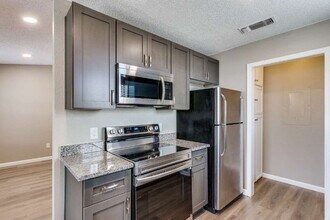 Building Photo - Updated & Conveniently Located 2 Bedroom Apartment in South Fort Worth