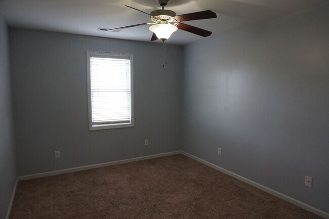 Building Photo - 3 Bedroom 2.5 Bathroom with a Bonus Room located in The Cottages at Petersburg Subdivision, Richl...