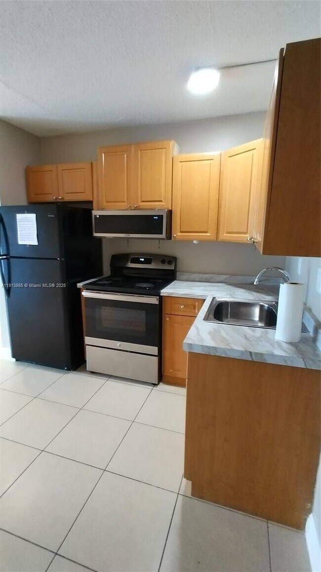 Building Photo - 715 NE 2nd Ave