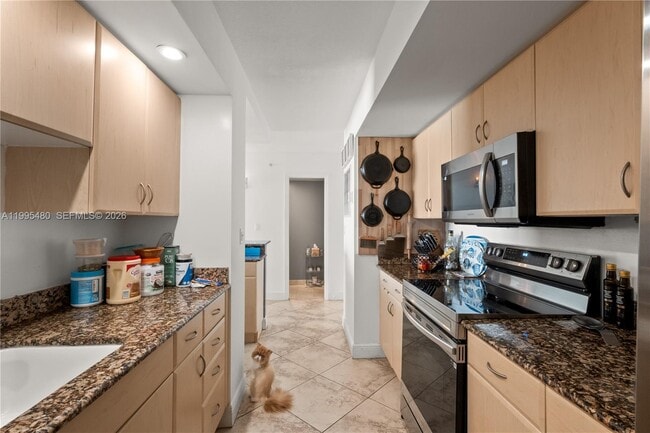 Building Photo - 6917 Collins Ave