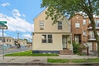 Building Photo - 718 S 13th St