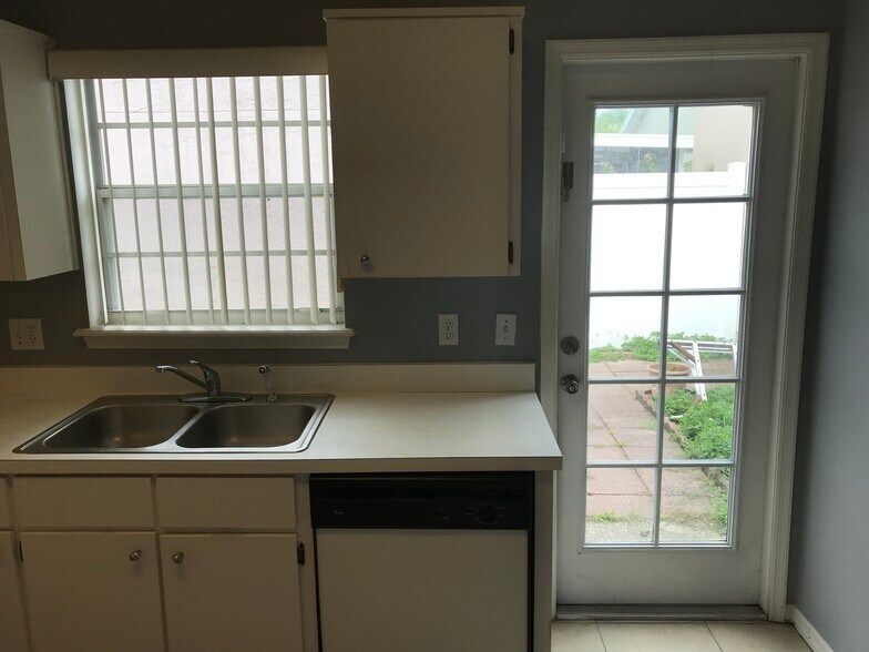 Building Photo - 513 Seasons Ct