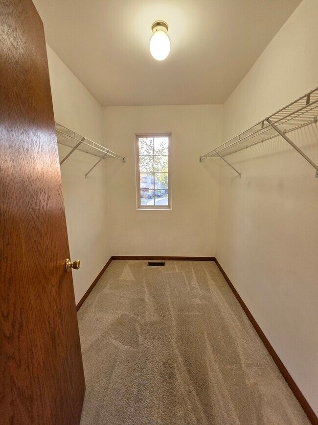 Building Photo - 3959 Blackstone Dr