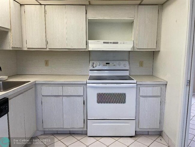 Building Photo - 605 Oaks Dr