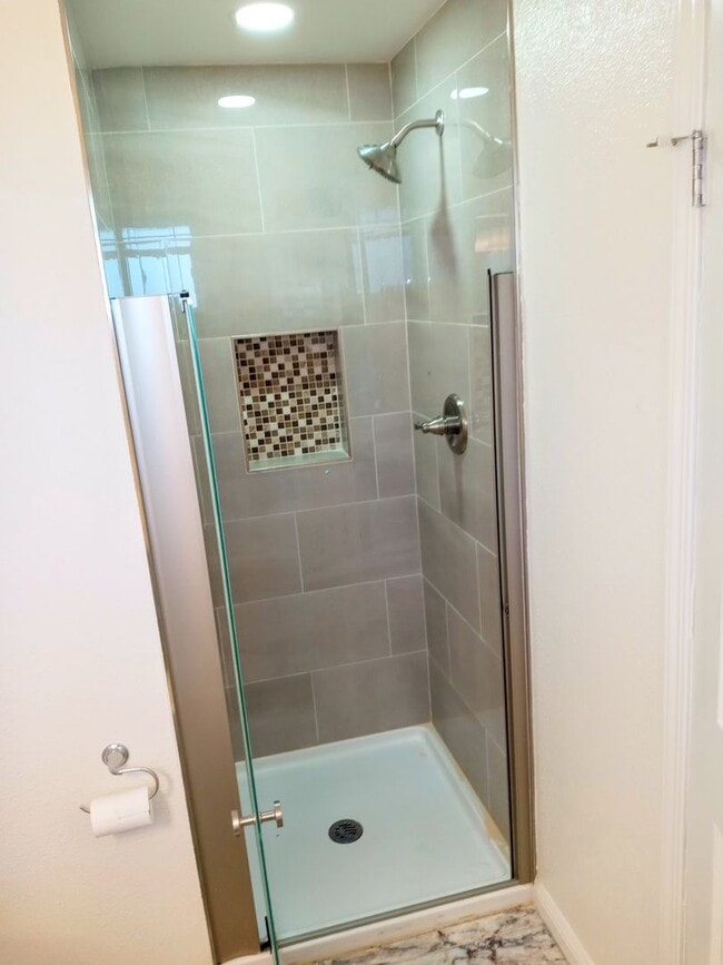 Building Photo - Recently Remodeled 3bd Single Story House Accepting Pets!