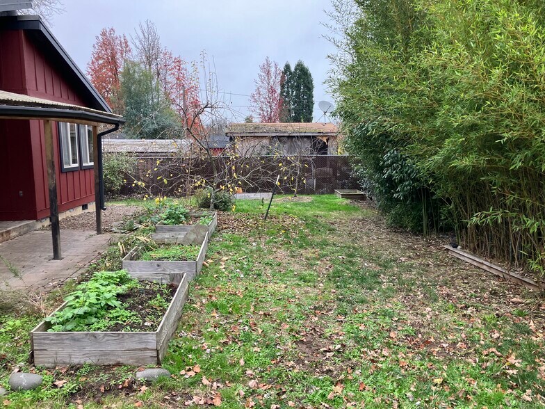 Ample garden - 2094 1/2 Arthur St