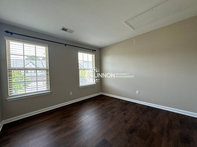 Building Photo - Updated 3 Bedroom Townhome in Bryant Park