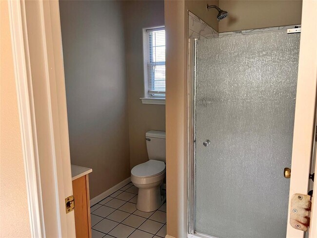 Building Photo - 1405 Ave L