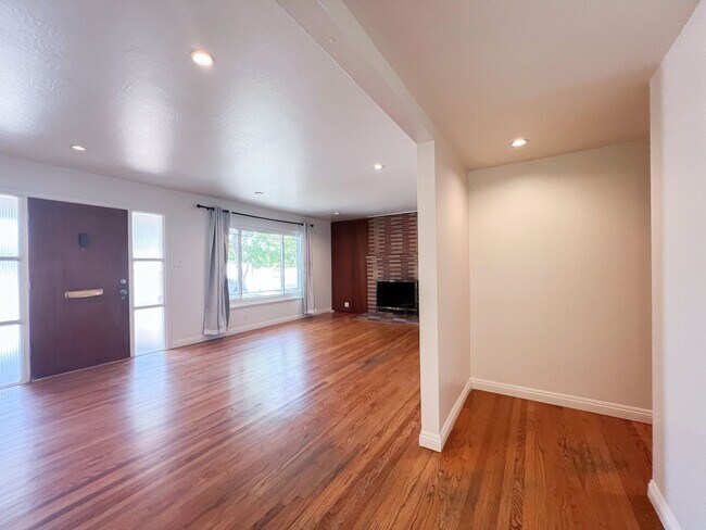 Building Photo - Tahoe Park Gem in Great Location!