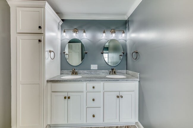 Building Photo - 5 Bedroom / 3.5 Bath Home Blountville, TN